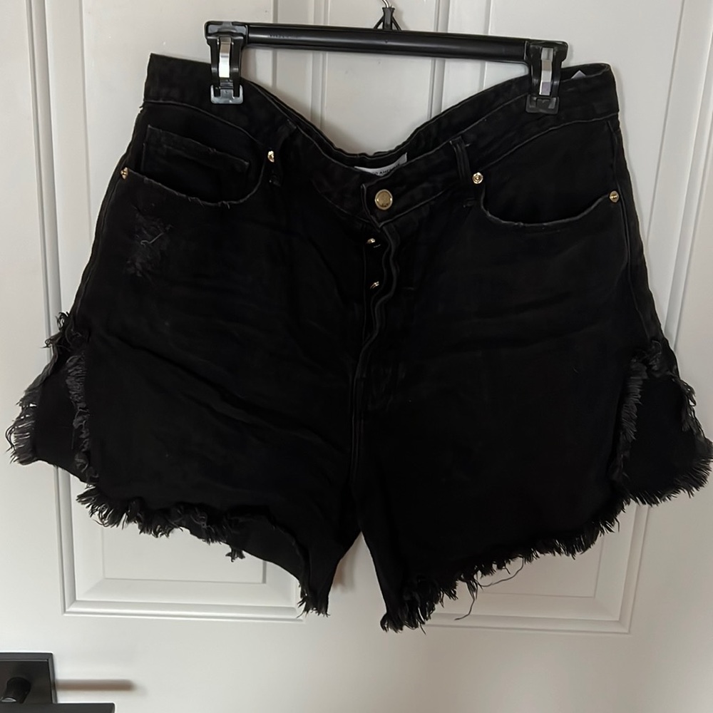 Good American black shorts with peaks boo side slits